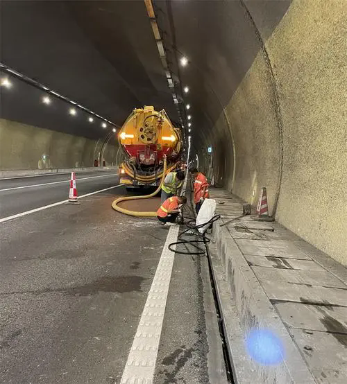 富阳隧道排水渠清淤